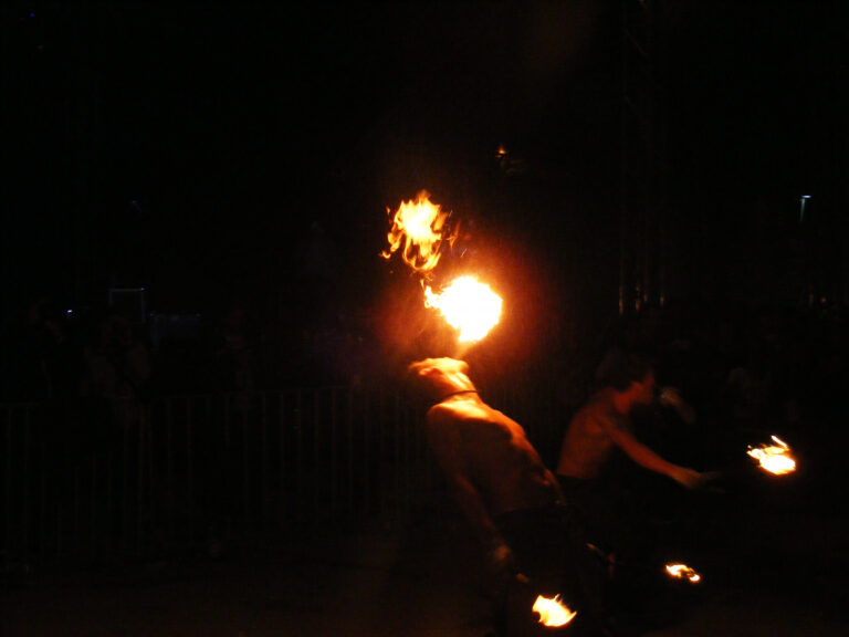 A doua seară Balkanik! Festival – baie de mulțime   și joacă cu focul