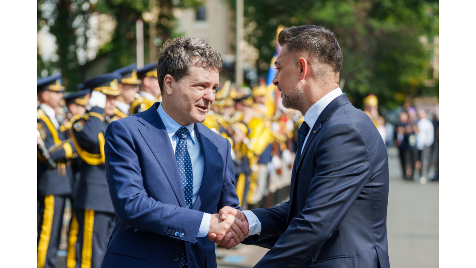 alt=” Nicușor Dan (stânga) dând mâna cu Iulian Paraschiv (dreapta)